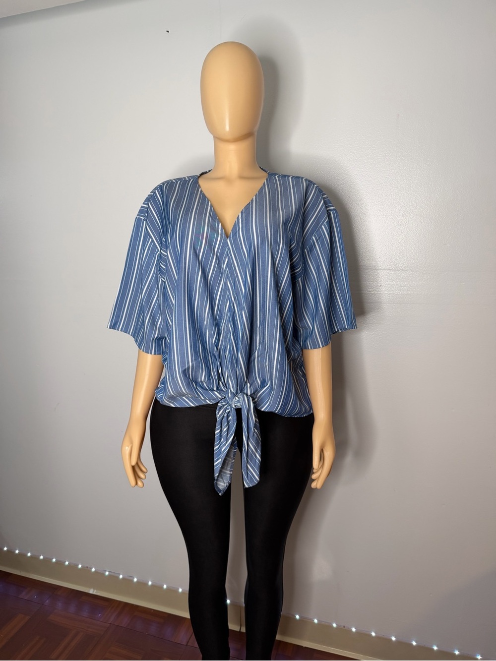 Nina  Leonard blue/white striped short sleeve knot front v-neck blouse size L